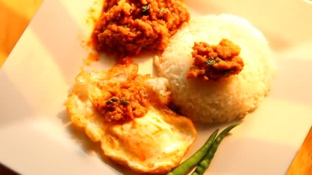 ココナッツミルクとパンダンの葉で調理された香り高い米料理 マレーシアの有名な食べ物 — ストック動画