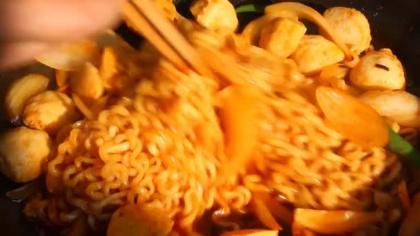 Stüdyo Chiangmai Tayland Hazır Erişte Yiyen Bir Adam — Stok video