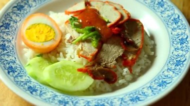 Pirinçli ızgara kırmızı domuz eti, Tayland sokak yemeği..
