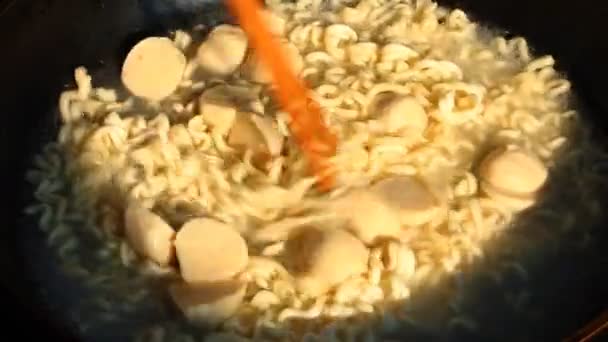 Instant Nudeln Der Pfanne Kochen Chiangmai Thailand — Stockvideo
