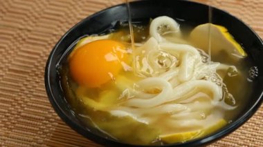 Erişte ve yumurta kasede, Japon yemeği..