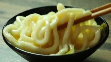 Erişte ve yumurta kasede, Japon yemeği..