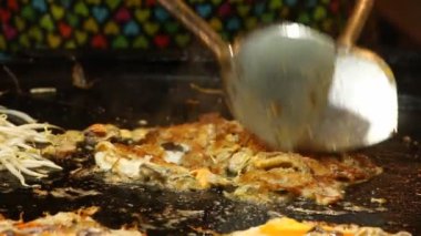 Tavada istiridye omleti, Tayland sokak yemeği..