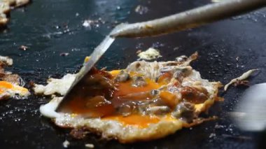 Tavada istiridye omleti, Tayland sokak yemeği..