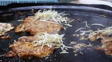 Tavada istiridye omleti, Tayland sokak yemeği..