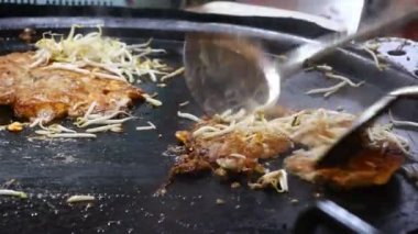 Tavada istiridye omleti, Tayland sokak yemeği..