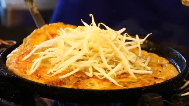 Tortilla Ostras Fritas Sartén Comida Callejera Tailandesa — Vídeos de Stock