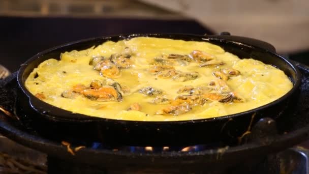 Omelette Aux Huîtres Dans Une Poêle Cuisine Rue Thaïlandaise — Video