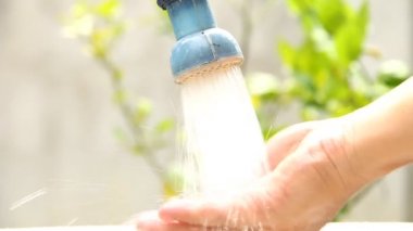 Adam ellerini yıkıyor, dışarıda Chiangmai Tayland 'da.