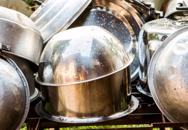 Çelik tencere yığını masanın üstünde, Chiangmai Tayland 'ın dışında.