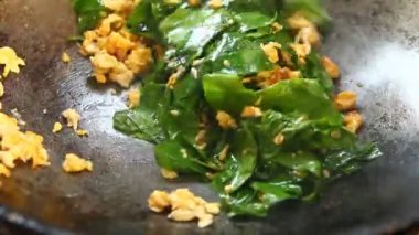 Malindjo 'yu tavada yumurta ile kızartmak, Tayland' ın ünlü yemeği..