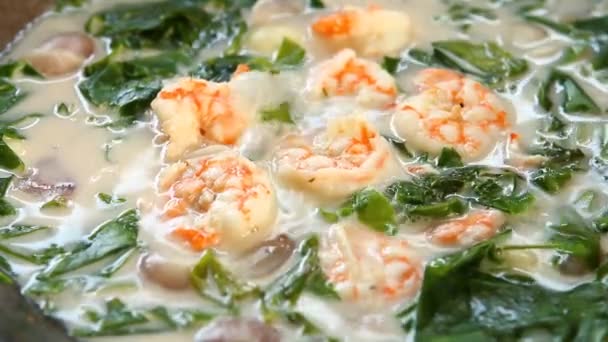 Koken Melindjo Bladeren Kokosmelk Soep Met Garnalen Thaise Zuidelijke Beroemde — Stockvideo