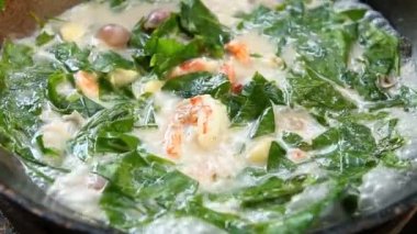 Hindistan cevizi sütü çorbasında karidesli Melindjo yaprağı, Tayland güneyin ünlü yemeği.