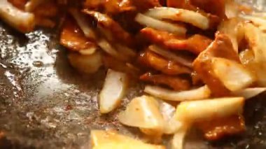 Kızarmış soğan ve doğranmış domuz eti, Chiangmai Tayland 'da.