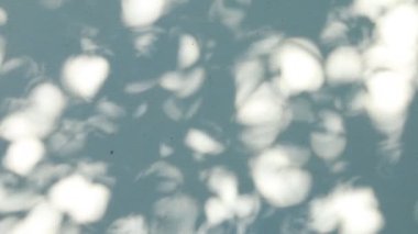 Duvarda gölgeler bırakır, Chiangmai Tayland açıklarında.