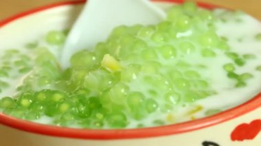 Hindistan cevizi sütlü sago, Tayland usulü ünlü tatlı..