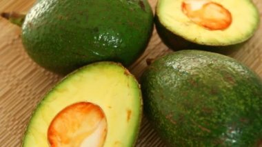 Dönerken çiğ avokado.