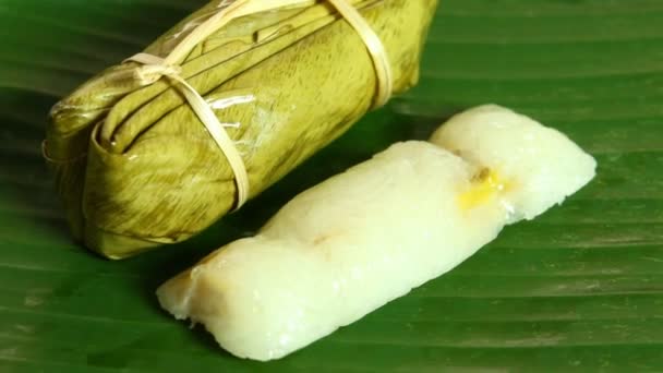 用香蕉叶蒸煮的糯米或泰国老甜食 — 图库视频影像