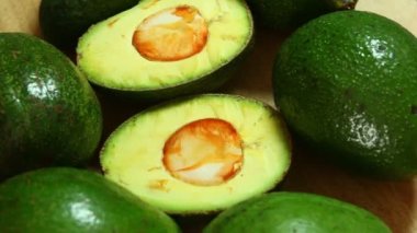 Dönerken çiğ avokado.