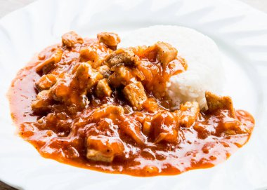 Soslu domuz pirzolası ve tabakta pilav, Chiangmai Tayland 'ın kapısı.