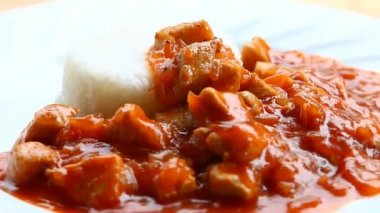 Soslu domuz pirzolası ve tabakta pilav, Chiangmai Tayland 'ın kapısı.