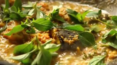 Chiangmai Tayland 'da biber ezmeli ve tavada otlu kedi balığı kızartıyorum.