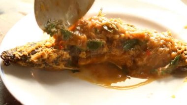  Chiangmai Tayland 'ın kapısında acı biber soslu kızarmış kedi balığı.