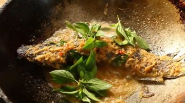 Chiangmai Tayland 'da biber ezmeli ve tavada otlu kedi balığı kızartıyorum.