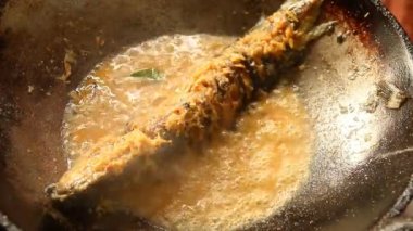 Chiangmai Tayland 'da biber ezmeli ve tavada otlu kedi balığı kızartıyorum.