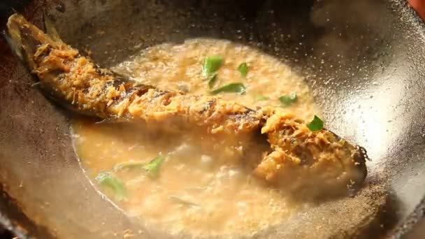 Poisson Chat Frit Avec Pâte Chili Herbe Dans Poêle Dans — Video