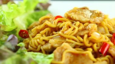 Stüdyo Chiangmai Tayland 'da domuz pirzolasıyla karıştırılmış sarı erişte.