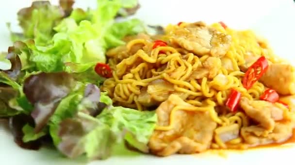 Macarrão Amarelo Frito Com Carne Porco Picada Estúdio Chiangmai Tailândia — Vídeo de Stock