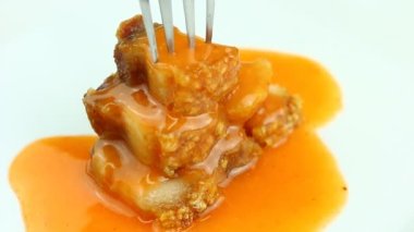 Stüdyo Chiangmai Tayland 'da çatalla kıtır domuz eti yemek..