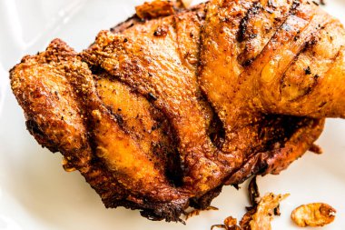 Kızarmış tavuk budu tabakta, Chiangmai Tayland 'da.