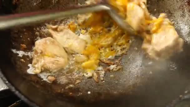 Friture Poulet Haché Oeuf Dans Poêle Nourriture Rue Thaïlandaise — Video