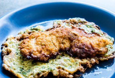 Kızarmış tavuk ve yumurta tabakta, Tayland sokak yemeği..