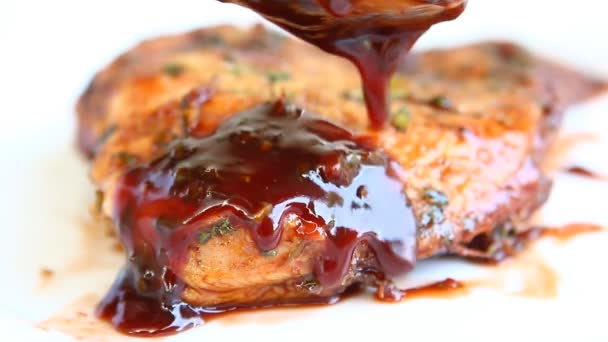 Pouring Red Wine Sauce Chicken Breast Plate Door Chiangmai Thailand — Stock Video