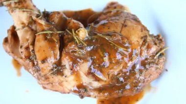 Tavuk budu üzerine sos dökülüyor. Tabakta, Chiangmai Tayland 'da.