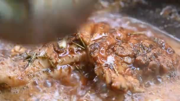 鸡腿与香草放在锅里 在泰国清迈门口煎 — 图库视频影像