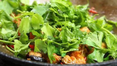 Tavada sebzeli ve şifalı yayın balığı, Chiangmai Tayland 'ın kapısı..