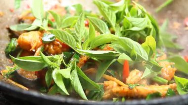 Tavada sebzeli ve şifalı yayın balığı, Chiangmai Tayland 'ın kapısı..