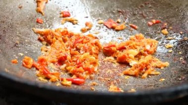 Tavada kök parmağı olan acı biber ezmesi, Chiangmai Tayland 'da.