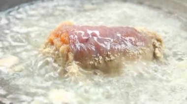 Büyük balık yumurtası tavada, Chiangmai Tayland 'da.