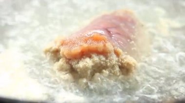 Büyük balık yumurtası tavada, Chiangmai Tayland 'da.