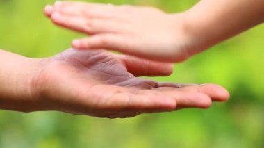 Baba oğullarının elini tutuyor, Chiangmai Tayland açıklarında..