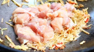 Tavada tavuk ve mantarlı zencefil kızartma, Chiangmai Tayland