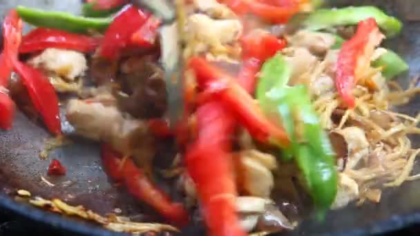 泰国清迈将生姜与鸡肉和蘑菇放在锅里煎 — 图库视频影像