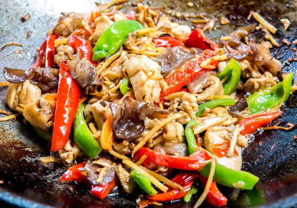 Tavada tavuk ve mantarlı zencefil kızartma, Chiangmai Tayland