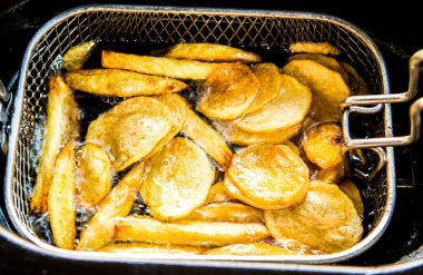 Kapıda, Chiangmai Tayland 'da patates cipsi kızartıyorum.