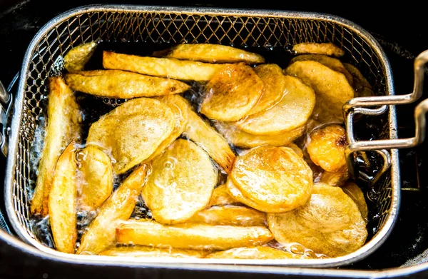 Kapıda, Chiangmai Tayland 'da patates cipsi kızartıyorum.